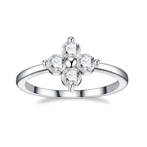 Elegante S925 zilveren ring met een moissanite klavertje vier ontwerp op een witte achtergrond.