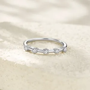 Élégante bague en argent sterling S925 ornée de cinq pierres de moissanite sur fond texturé
