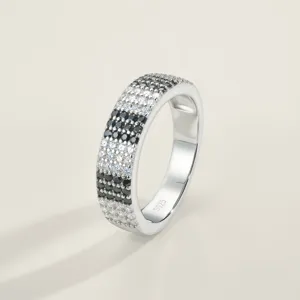 Bague élégante en argent sterling 925 sertie de moissanites noires et blanches.
