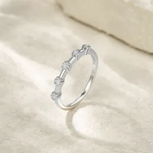 Bague élégante en argent sterling S925 avec cinq pierres de moissanite fines