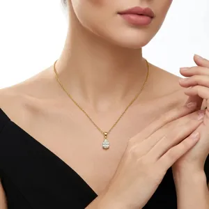 Elegante Halskette mit einem funkelnden birnenförmigen Moissanit-Anhänger, Gold
