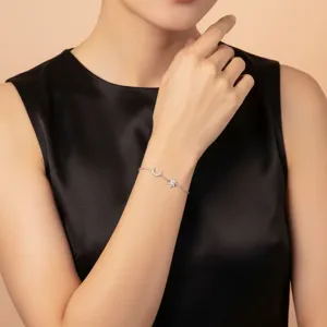 Elegantes Armband aus S925 Silber mit Moissanit, Stern- und Mondanhängern am Handgelenk