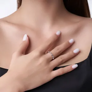 Bague élégante en argent S925 avec moissanite portée à la main par un mannequin