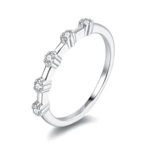 Bague élégante en argent sterling S925 moissanite avec cinq pierres sur fond blanc