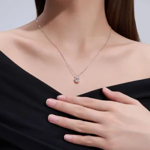 Detailansicht einer eleganten silbernen Halskette mit rundem Solitär-Anhänger