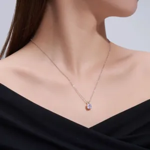 Detailansicht einer eleganten silbernen Solitär-Halskette mit rundem Kristall am Modell