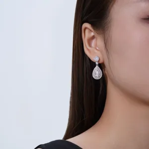Detalle de elegantes pendientes de moissanita en forma de gota en plata S925.