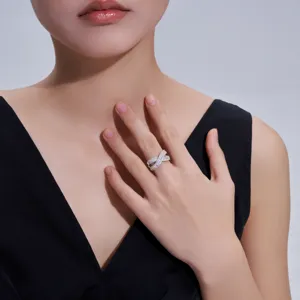 Elegante S925 sterling zilveren kruisring met steentjes op de hand van een model