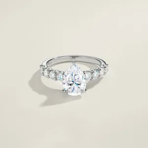 Gros plan détaillé d'une bague en argent sterling avec moissanite de taille poire.