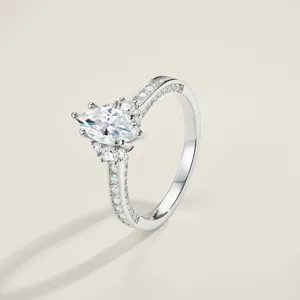 Gros plan d'une bague en moissanite taille marquise avec pierres en argent 925