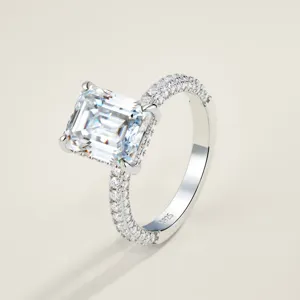 Λεπτομερής μακροεντολή δαχτυλιδιού S925 με moissanite σε σμαραγδένια κοπή 1 καρατίου