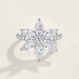 Gedetailleerd vooraanzicht van S925 zilveren ring met bloemvormige marquise-stenen