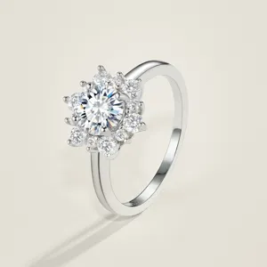 Gedetailleerde close-up van een S925 sterling zilveren bloemenring met moissaniet