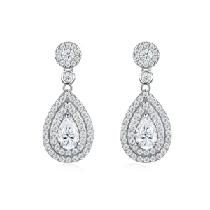 Detalle de pendientes de gota en plata S925 con forma de pera y piedras de moissanita