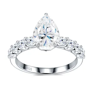 Vue détaillée d'une bague en moissanite taille poire en argent sterling 925 poli