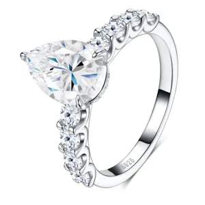 Vue détaillée montrant la moissanite en forme de poire et le poinçon S925 sur la bague