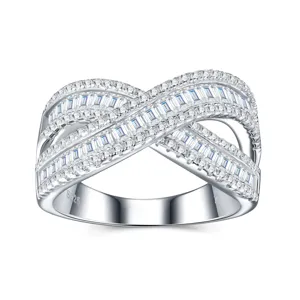 Macro weergave van S925 zilveren kruisring met baguette en ronde zirkonia stenen