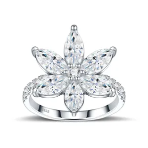 Close-up detail van S925 sterling zilveren bloemring met fonkelende marquise geslepen stenen