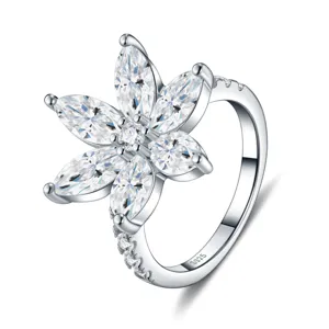 Detail van S925 zilveren ring met marquise geslepen bloembladen en pavé gezette band