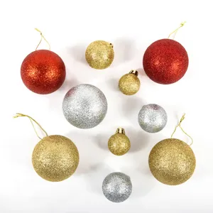 Set di palline di Natale festive con finiture glitterate e lucide in rosso oro argento.