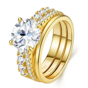 Detalle del conjunto de anillos de plata S925 dorada con moissanita redonda brillante.