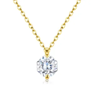 Dettaglio di un pendente in moissanite scintillante su catena in argento sterling S925 dorato