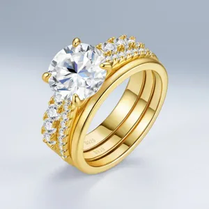Primer plano detallado de un conjunto de anillos apilables de plata S925 dorada con moissanita