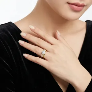 Primer plano de un elegante conjunto de anillos de moissanita y plata S925 en la mano.
