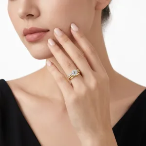 Primer plano de elegantes anillos apilables de plata S925 dorada con moissanita