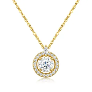 Dettaglio del ciondolo in moissanite scintillante su una collana placcata in oro