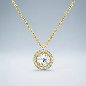 Primo piano di una collana con ciondolo halo in moissanite argento S925 dorato scintillante