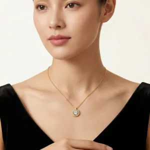Elegante collana in argento S925 con ciondolo moissanite halo vista dettaglio modella