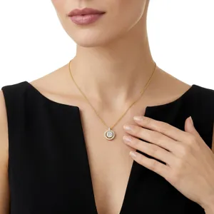 Elegante collana in argento S925 con moissanite e ciondolo halo dorato su una modella.