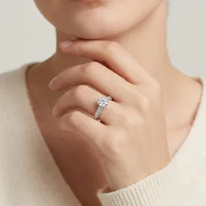 Elegant S925 sterling silver ring featuring a sparkling 1 carat round moissanite stone
