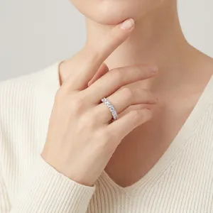 Elegante anillo de plata S925 con moissanita de media eternidad usado por una modelo chic