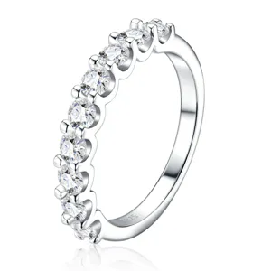 Elegante anillo de media eternidad en plata de ley S925 con piedras de moissanita