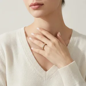 Elegante gouden moissanite rijring met baguette geslepen stenen gedragen door een model