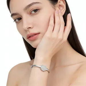 Détail d'un jonc en argent sterling S925 avec carré géométrique sur le poignet de femme