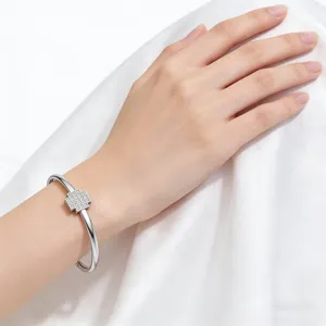 Vue rapprochée d'un bracelet jonc minimaliste en argent 925 avec moissanite au poignet