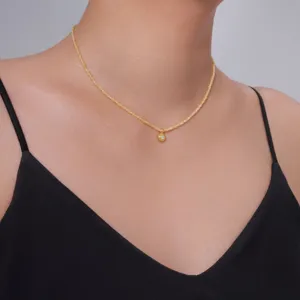 Nahaufnahme einer zarten gelben Perlenkette mit Moissanit-Anhänger an einem Modell