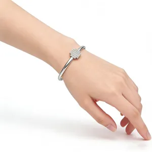 Vue rapprochée d'un bracelet en moissanite argenté avec un charme géométrique carré