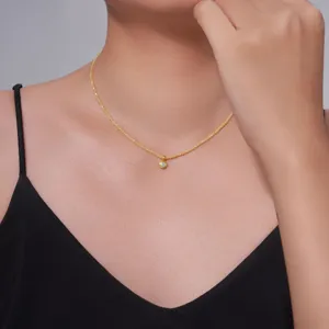 Nahaufnahme einer eleganten minimalistischen Moissanit-Halskette mit gelben Perlen.