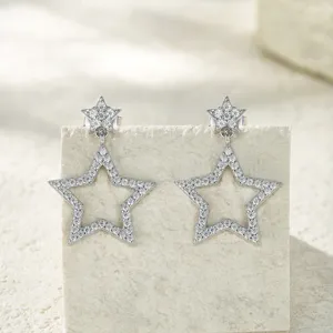 Vue détaillée des boucles d'oreilles pendantes étoile en argent S925 avec zircons