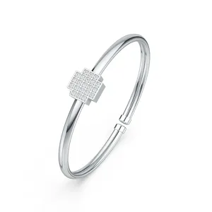 Détail du jonc en argent sterling S925 avec un charme géométrique en moissanite