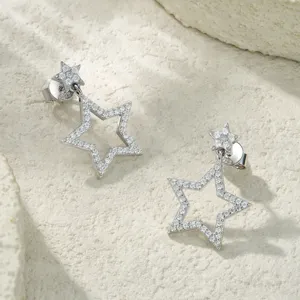Vue détaillée de boucles d'oreilles étoile en argent S925 avec oxydes de zirconium