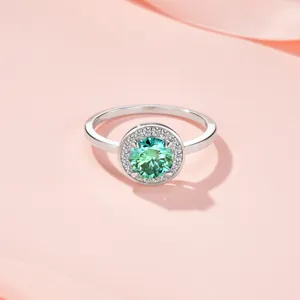 Elegante S925 sterling zilveren ring met een ronde meerblauwe moissaniet steen.