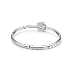 Vue détaillée d'un jonc minimaliste en argent sterling S925 avec un motif carré