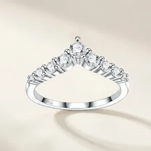 Elegante anillo en forma de V de plata de ley S925 con moissanita para mujer, lujo