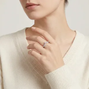 Elegante anillo chevron en forma de V de plata S925 con piedras moissanite en una modelo