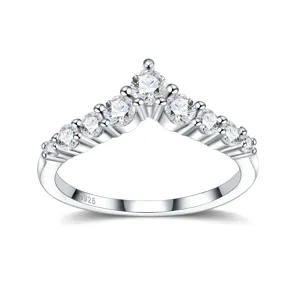 Elegante anillo de plata de ley S925 con moissanita en forma de V y acabado pulido